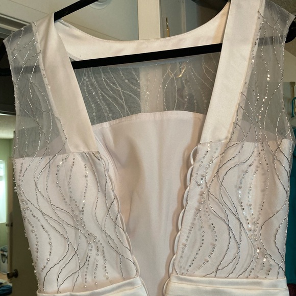 White Wedding/Debutante dress, size 6-8, NEVER WORN - Picture 4 of 4